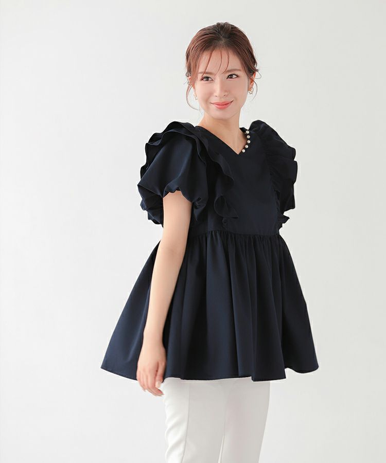 Vネックパールショルダーフリルブラウス【宅配便】 | Fit more 