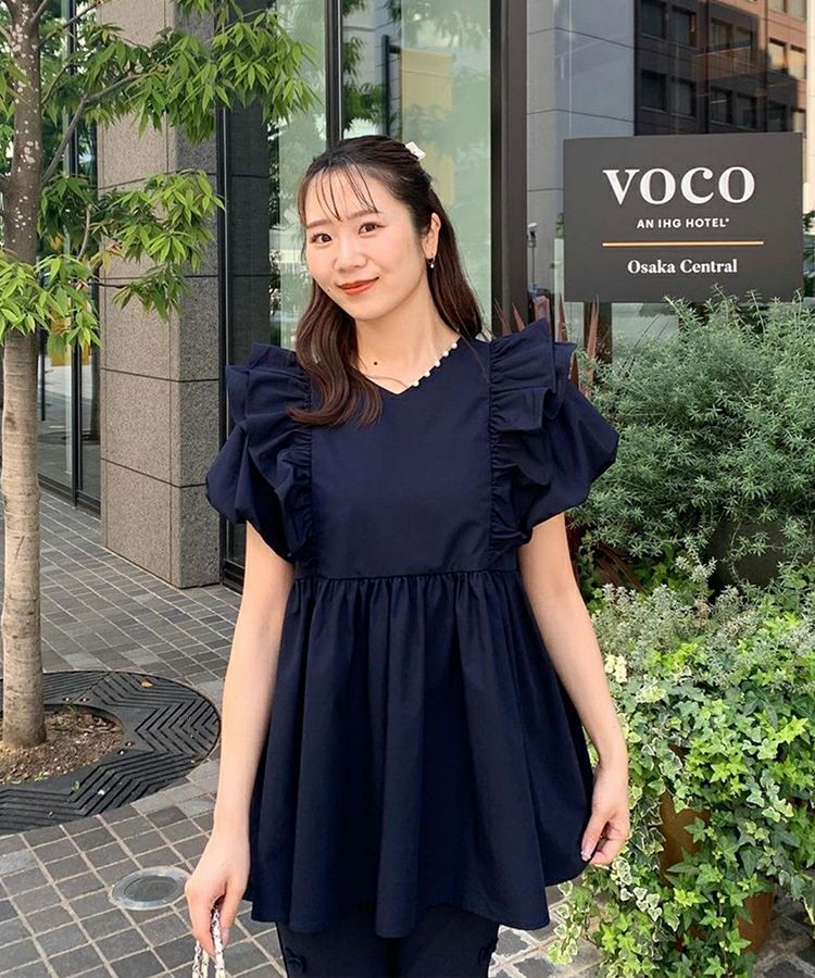 Vネックパールショルダーフリルブラウス【宅配便】 | Fit more